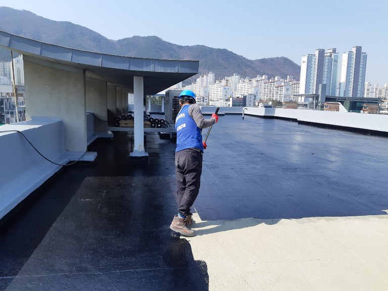 4. W-COAT 1차 도막 도포작업 중